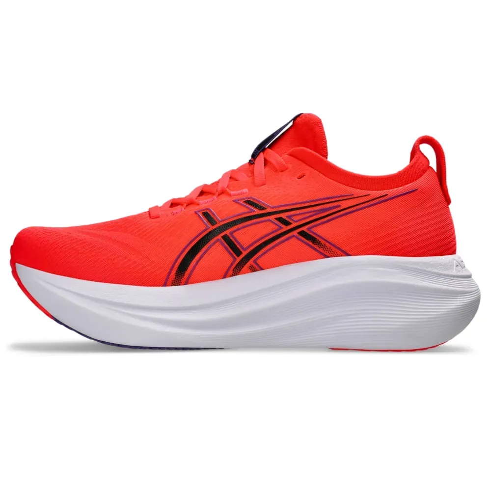Tênis Asics Gel Nimbus 27 masculino vermelho em ângulo lateral, destacando o solado branco com sulcos para aderência e design ergonômico.